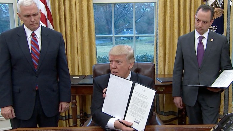 Bất chấp chỉ trích, ông Trump quyết thực hiện cam kết tranh cử ảnh 1